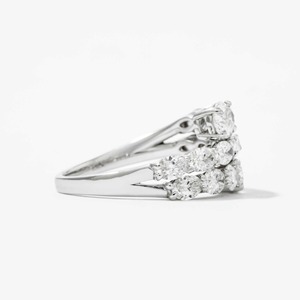 Elegante Anillo de Compromiso de Oro Blanco de 14K con Diamante Cultivado en Laboratorio de Corte Brillante Redondo de 2.35 Ct, F VS1, Tres Hileras, Certificado IGI, para Mujer - Product Image 4