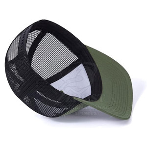 Gorra trucker elegante de dos tonos con malla trasera clásica y cierre ajustable para streetwear. - Product Image 5