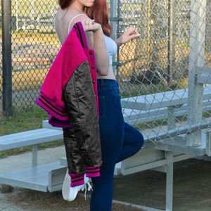 Chaqueta Corta Estilo Universitaria para Mujer, Color Rosa, Magenta y Negro, Estilo Bomber, Mangas de Cuero Sintético, Ropa Exterior Informal, Moda Femenina - Product Image 2