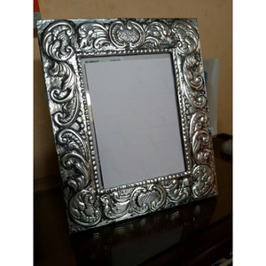 Marco de Fotos Artesanal Plateado con Arte Pichwai, Grabado Intrincado de Loto y Vaca, Marco Decorativo de Metal de Lujo - Product Image 3