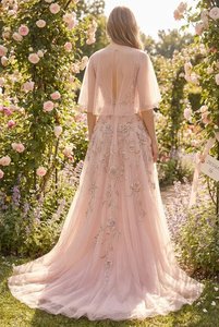Robe de soirée formelle style féerique romantique pour invitée de mariage, col en V, en maille rose brodée de fleurs, manches papillon - Product Image 3