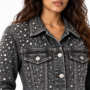 Veste en jean unisexe avec décoration à rivets, col rabattu, coupe classique, style décontracté, saison automne, coupe ajustée, finition délavée - Product Image 3