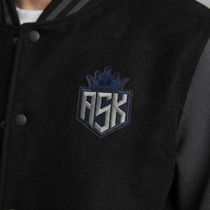 Veste varsity tendance conçue pour une liberté de mouvement confortable, avec une texture premium et un style intemporel pour un look urbain quotidien. - Product Image 5