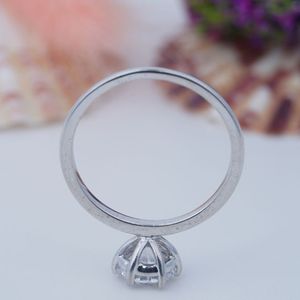 Bague de fiançailles de luxe en argent sterling 925 de haute qualité avec diamant brut rond à quatre griffes pour femme, plaquée rhodium et or - Product Image 5