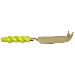 Cuchillo para Queso de Acero Inoxidable Hecho a Mano con Mango de Resina Rosa y Hoja Dorada, Apto para Horno y Microondas, Herramienta Duradera para Servir Queso - Product Image 5