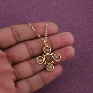 Collar con Colgante de Cruz de Ojo de Gato Marrón, Bisel Texturizado con Piedra Preciosa, Chapado en Oro de 18k, Regalo para Ella - Product Image 1