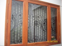 Cadre de fenêtre en fer forgé poli décoratif moderne sur mesure pour villa, design de grille métallique extérieure EURO IRON DOOR, garantie 2 ans