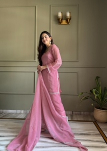 NUEVO TRAJE FARSHI SALWAR ESPECIAL DE TELA DE SEDA CRUNCHY CON TRABAJO SIROSKI EN LA PARTE SUPERIOR Y CONJUNTO DUPPTA LISTO PARA USAR PARA FIESTAS ESTILO MODERNO - Product Image 4
