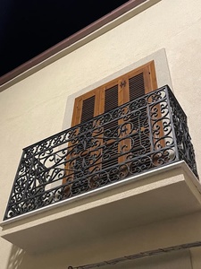 Rampe de balcon en fer forgé avec un motif exquis ; facile à assembler, résistante à la rouille et adaptée à une utilisation en extérieur. - Product Image 4