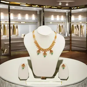 Ensemble de collier en or traditionnel avec accents d'émeraudes vertes et de rubis rouges, orné d'un élégant détail de perles. - Product Image 1