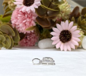 จี้เพชรทรงเอเมอรัลด์ 1.91 กะรัต จาก Lurba Jewels พร้อมเพชรแล็บโกรว์แบบ Halo ตัวเรือนทองคำขาว 14K รับรองโดย IGI เครื่องประดับเจ้าสาวสีขาวสว่าง - Product Image 3