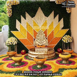 ชุดอูร์ลีทองหรูหรา พร้อมฉากหลังรูปสามเหลี่ยมลายดอกดาวเรือง สำหรับพิธีฮัลดีสุดอลังการ ตกแต่งเวทีงานฮัลดีธีมสวน - Product Image 6