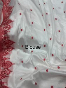 Sari indien en soie blanche à motifs floraux avec bordure rouge, tenue de mariage traditionnelle indienne pour femmes, longueur au sol, coupe classique, toutes saisons - Product Image 2