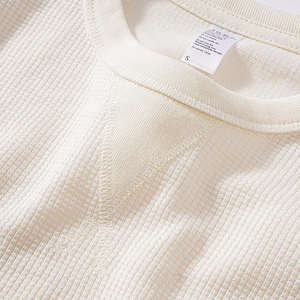 T-shirt thermique en coton à manches longues en tricot gaufré pour homme |   Tissu doux et respectueux de la peau |   Fabrication sur mesure OEM - Product Image 3