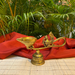 Support de lampe à huile en laiton artisanal en forme de paon, cloche décorative suspendue pour Diya, décoration traditionnelle de temple, à prix de gros abordable - Product Image 6