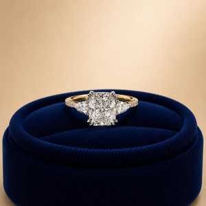 Anillo de Tres Piedras con Diamante de Corte Cojín de 2.00 Quilates de Alta Calidad, Corte Pera Lateral, Cultivado en Laboratorio, Oro Sólido de 14K, Regalo Romántico para Ella - Product Image 2