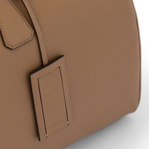 Sac de voyage en cuir brun foncé Signature, compagnon de voyage élégant - Product Image 6