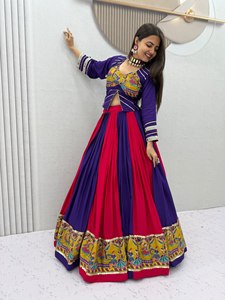 LAHENGA CHOLI DE REYON Y ALGODÓN CON TRABAJO DE ESPEJOS AUTÉNTICOS Y ESTAMPADO POSICIONAL - Product Image 3