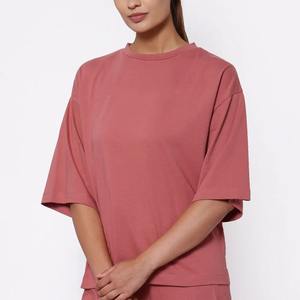 Camiseta Oversize para Mujer de Pakistán, Estilo Cómodo y Fresco, Casual, Talla Grande, Diseño Liso con Logotipo Estampado en Relieve - Product Image 1