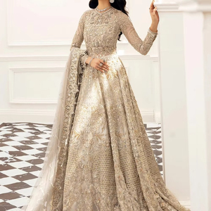 Robes de mariée élégantes en tissu satiné avec une longue traîne et une coupe raffinée pour les mariées traditionnelles et contemporaines - Product Image 1