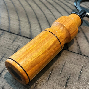 Ouvre-bouteille à manche en bois avec dessus en métal durable, idéal pour les cuisines rustiques, les bars, les fêtes et les mariages, cadeaux uniques - Product Image 3