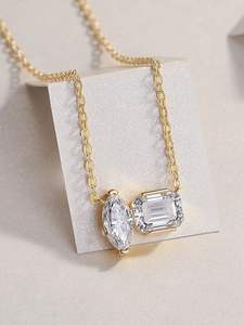 Collier moderne à deux pierres en diamant – Pendentif de créateur en or jaune avec diamants taille marquise et taille émeraude |   Bijoux fins de luxe minimalistes - Product Image 5