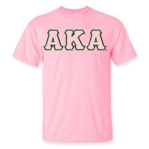 Camiseta AKA de algodón premium rosa claro con cuello redondo y manga corta, con letras AKA, de la hermandad griega, envío en 2 días. - Product Image 1