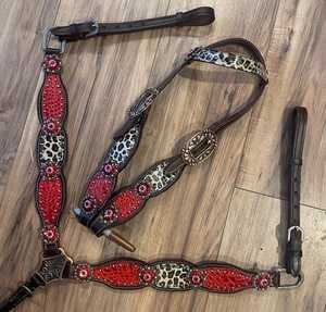 Juego completo de aparejos de cuero natural ligero y suave con estampado de serape de guepardo para montura western, que incluye cabezada y pechopetral de montura inglesa. - Product Image 3