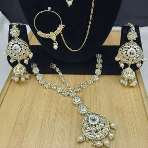 Parure de collier de mariée vintage en cuivre plaqué or avec perles d'imitation, boucles d'oreilles en émail vert et Maang Tikka – Cadeau de mariage ou de fiançailles indien - Product Image 4