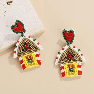 Pendientes de flamenco hechos a mano con cuentas, a menudo llamados pendientes de bordado con cuentas de semillas, con diseño de mariposa tricolor y perlas finas. - Product Image 3