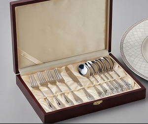 Ensemble de couverts élégants en métal avec finition miroir haute brillance, compatibles lave-vaisselle, pour utilisation sur table de mariage, couleur argentée. - Product Image 6
