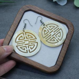 Boucles d'oreilles circulaires en os sculpté, design moderne imitation artisanat naturel, bijoux faits à la main écologiques HASAN CRAFT - Product Image 1