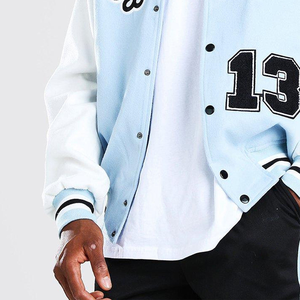 Prenda esencial de estilo urbano para hombre con mangas anchas, cierre frontal con botones a presión y costuras reforzadas con doble costura. - Product Image 5