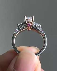 Autre bague de fiançailles hip-hop 3CT en moissanite de laboratoire à trois pierres, élégante, avec halo caché, cadeau de bijoux pour anniversaire de mariage, rhodiée - Product Image 2