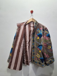 Chaqueta de Terciopelo Premium Hecha a Mano para Mujer, Bordado Floral Botánico, Terciopelo Color Durazno, Abrigo de Moda - Product Image 2