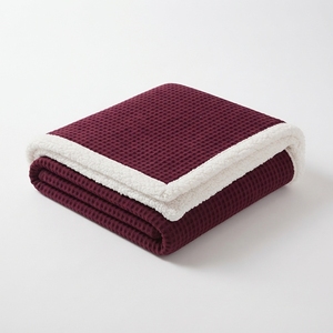 Couverture Sherpa prune avec bordure Sherpa blanche, rectangulaire, en coton biologique, tricotée, personnalisée, pour la maison et les voyages - Product Image 2