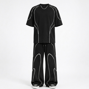 Conjunto de camiseta holgada extragrande y pantalones anchos para hombre, conjunto de dos piezas de ropa urbana personalizada con detalles de ribete en contraste. - Product Image 5