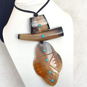 สร้อยคอเขาควายจี้แกะสลักขนาดใหญ่พร้อมจี้สีเขียวขุ่นสร้อยคอเขาควาย - Product Image 1