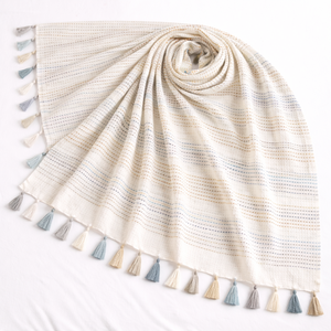 Écharpe longue pour femme EHRI 100% coton, brodée à la main, à pois, avec pompons faits main, respirante, légère, étole artisanale durable - Product Image 4