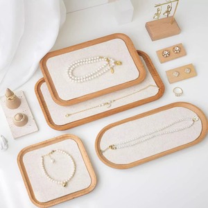 Plateau à bijoux en bois avec insert en lin, design minimaliste pour l'affichage des bagues - Product Image 2