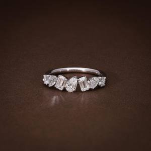 แหวนเพชรหลายเหลี่ยมทรงอิมเมอร์เนตี้ที่สร้างขึ้นในห้องปฏิบัติการ ประดับด้วยมรกต พลอยทรงหยดน้ำ และทรงกลม แหวนทองคำแท้รับรองคุณภาพสำหรับเจ้าสาว - Product Image 1