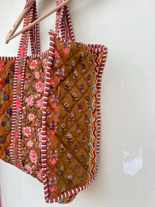 Sac fourre-tout matelassé léger en gros, grande capacité, en coton, sac à bandoulière pour femme, toutes saisons, fabriqué au Rajasthan - Product Image 4