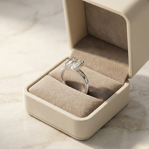 Anillo de Compromiso Clásico de Oro con Diamante Cultivado en Laboratorio Certificado por IGI de 2.3 CT, Corte Esmeralda, Engaste de Media Bisel, para Mujeres y Hombres, para Bodas y Fiestas - Product Image 4