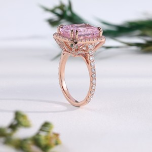 Anillo de compromiso, nupcial, de aniversario o de fiesta, con halo de diamantes de talla radiante en oro rosa vintage, diseño geométrico grande, ideal como regalo. - Product Image 1