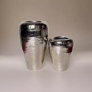 Jarrón de aluminio Premium de diseño martillado para lujosos arreglos florales y piezas de decoración interior llamativas de Azora Industries - Product Image 1