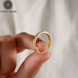 แหวนแต่งงาน Charm_Jewells สีเหลืองทอง ประดับโมอิสซาไนต์ ลายดาว ดีไซน์มินิมอล แบบฝังเพชร สำหรับทุกเพศ ใส่ได้ทุกวัน - Product Image 6