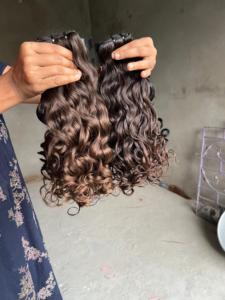 Cabello Humano Virgen Remy Rizado Indio, Doble Trama a Máquina, Crudo Sin Procesar, Paquetes a Granel, Cabello de Templo del Sur de la India, Puntas Completas - Product Image 1