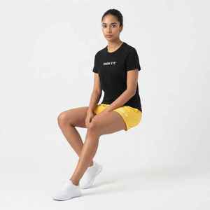 Ensemble décontracté deux pièces pour femme : T-shirt noir en coton avec imprimé œil de faucon et short jaune – Tenue sportive printemps-été coupe classique - Product Image 4