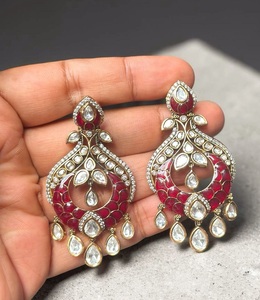 Pendientes de piedras chapadas en oro de calidad premium Radiant para mujeres y niñas, regalo para bodas, compromisos, fiestas y colecciones. - Product Image 2