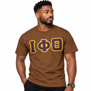 T-shirt marron pour homme Iota Phi Theta, broderie de lettres grecques or et violet, col rond, manches courtes, en coton, décontracté, pour fraternité - Product Image 1